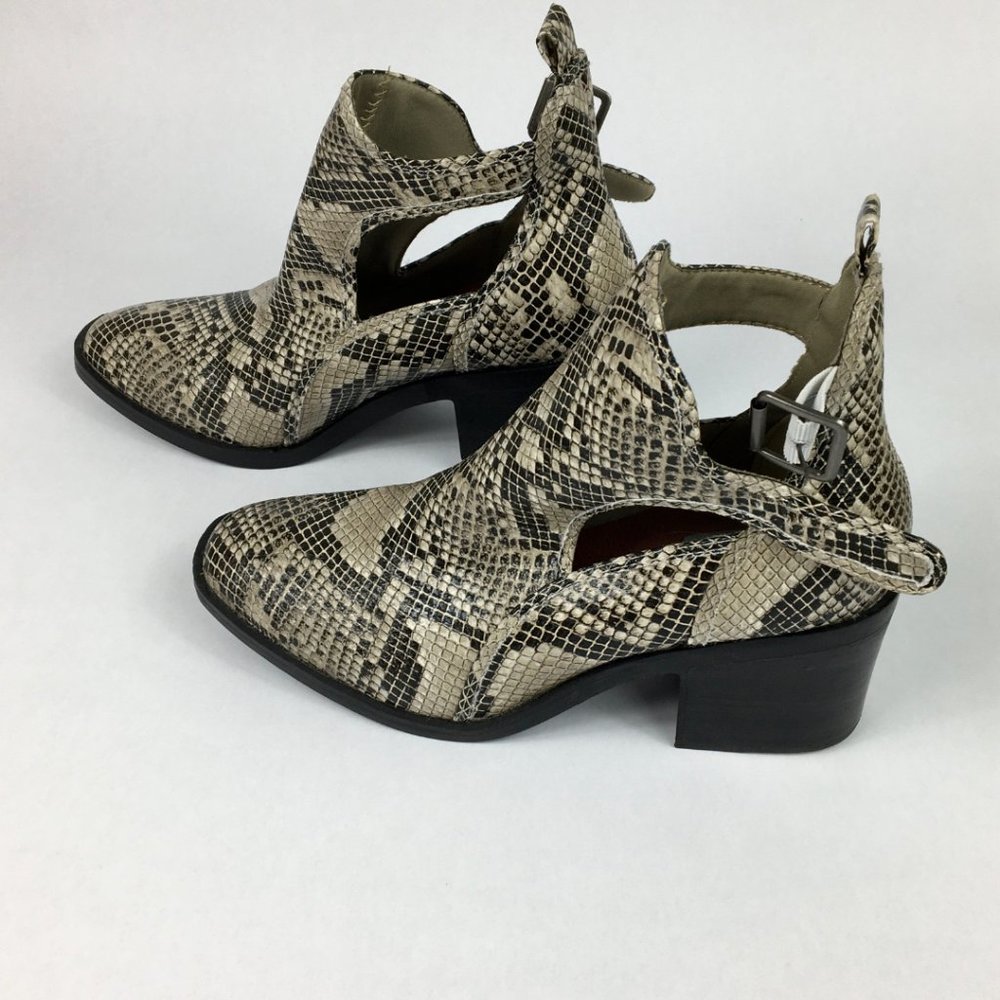 MIA Women's Ankle Heel Cream Snake Skin Leather Fashion Attractive Boots Size 8